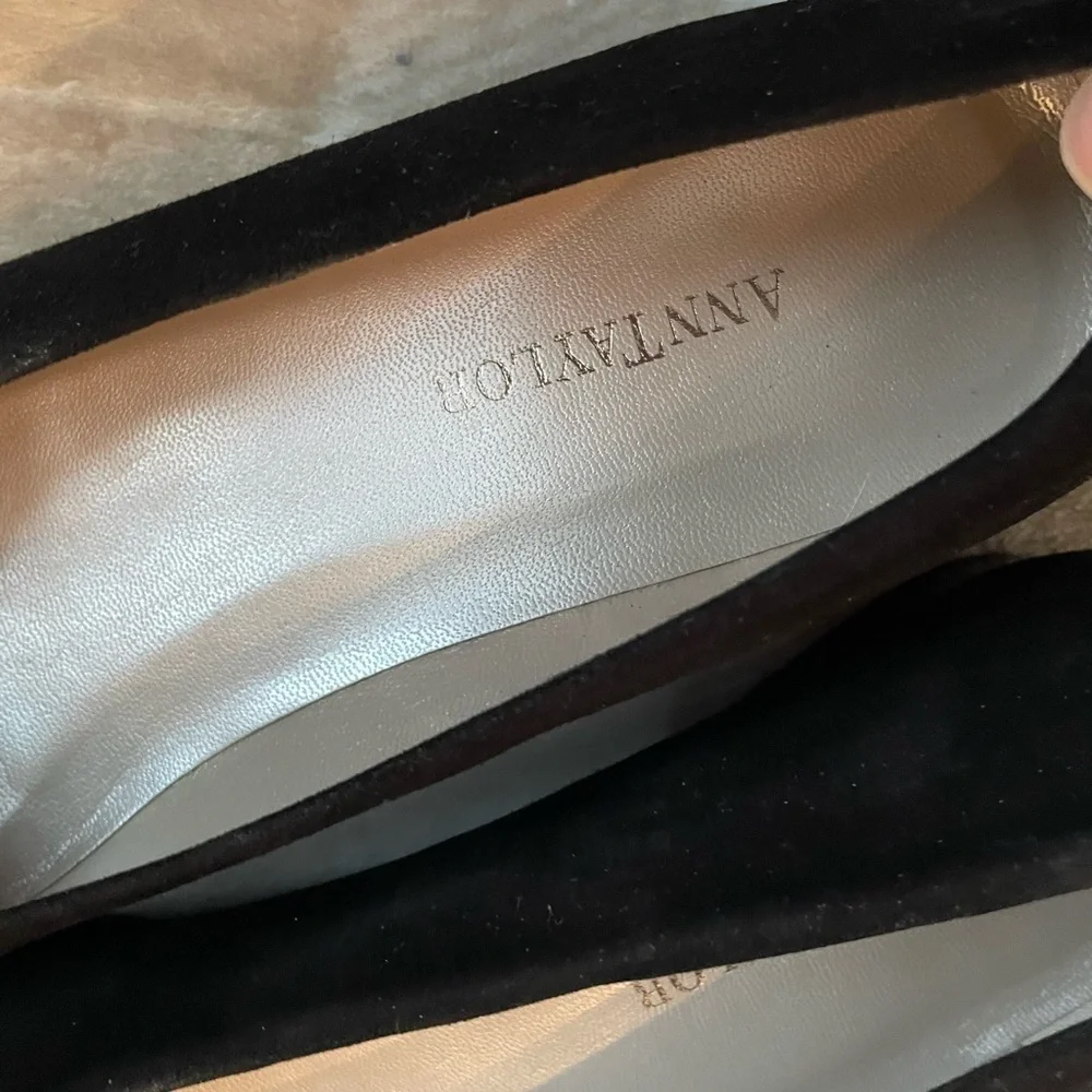 NEW 7.5 Ann Taylor Black Suede Flats with Floral cutout. Square tops